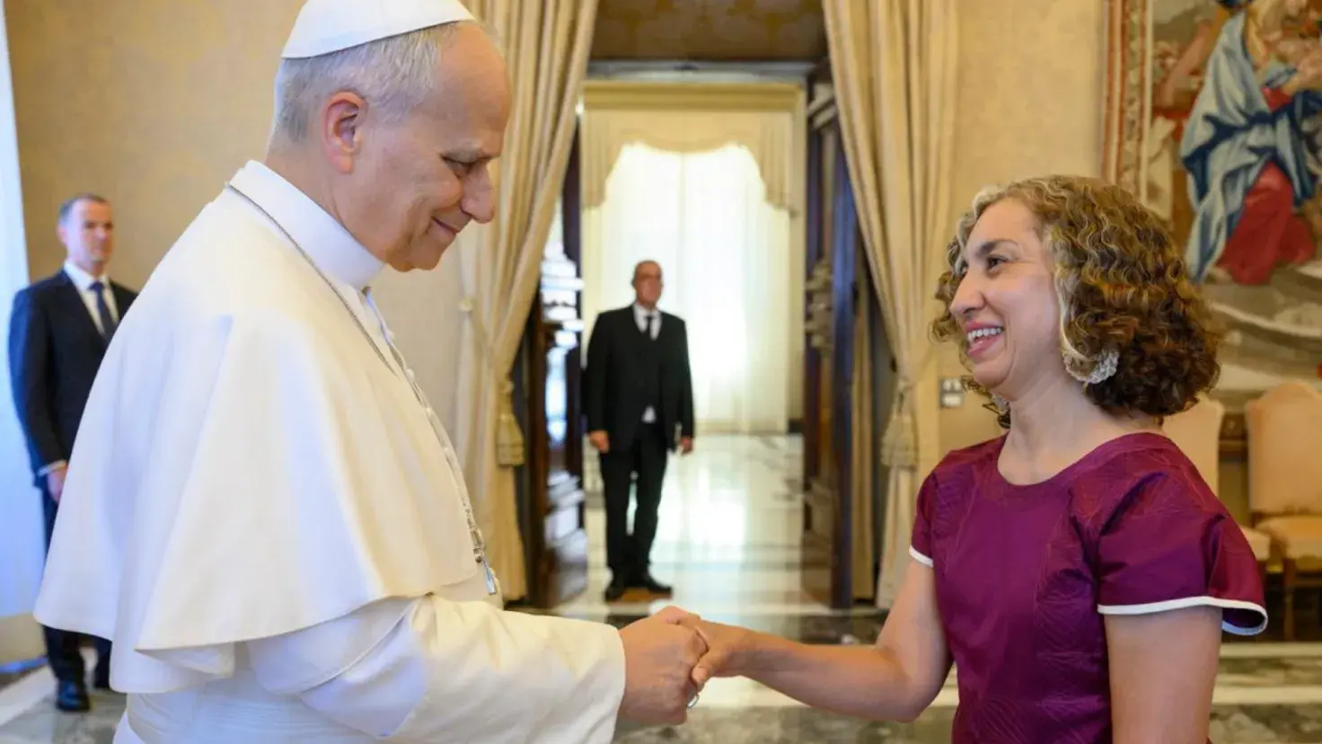 Paola Ricaurte junto con el Papa León XIV
