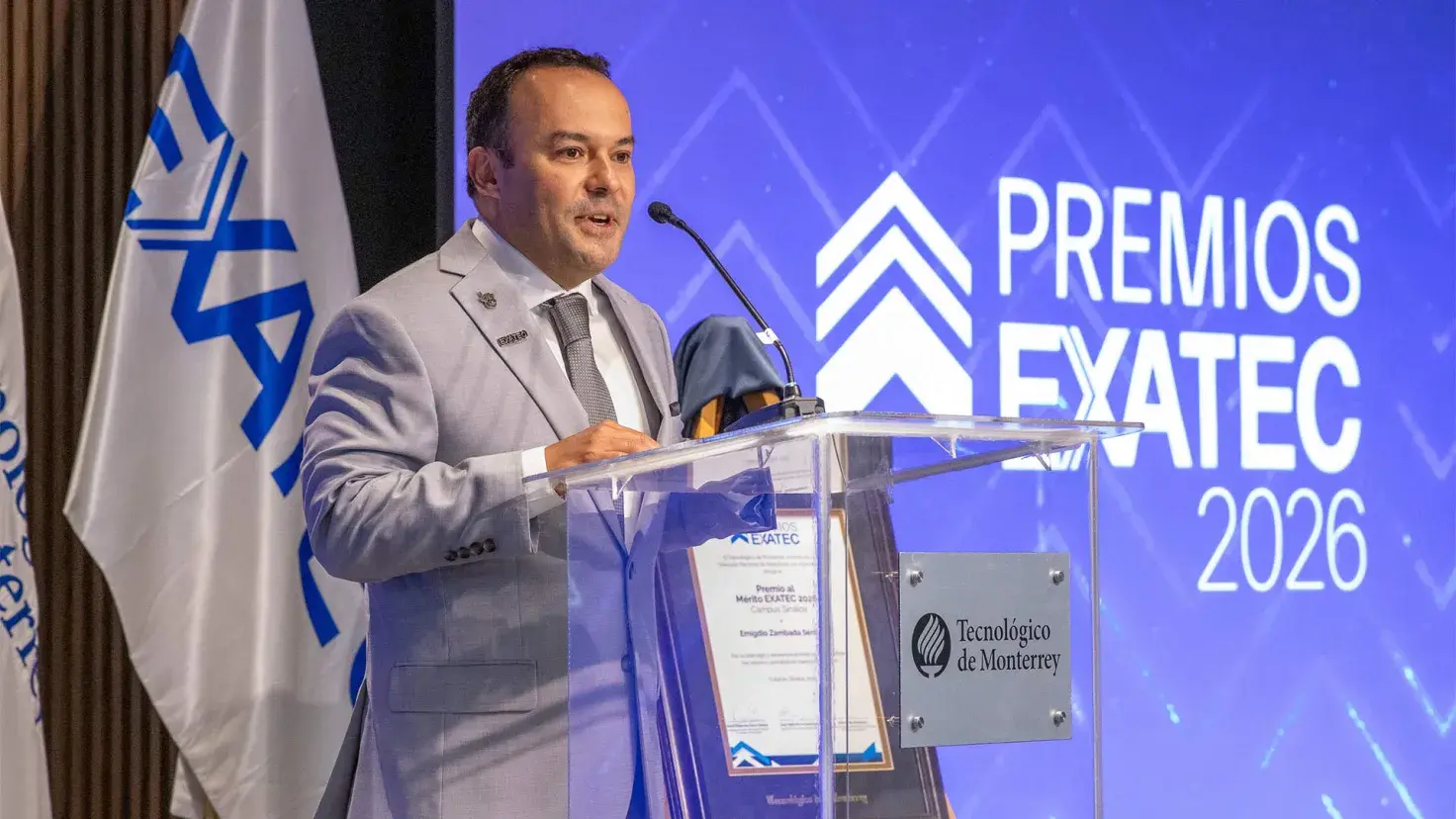 Emigdio recibiendo el Premio al Mérito EXATEC 2026