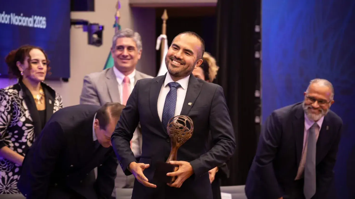 Rodolfo Mendoza recibe su premio Profesor Inspirador.