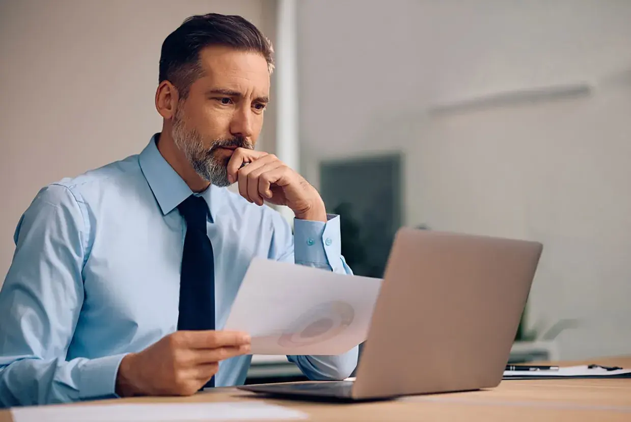 Profesor trabajando frente a computadora