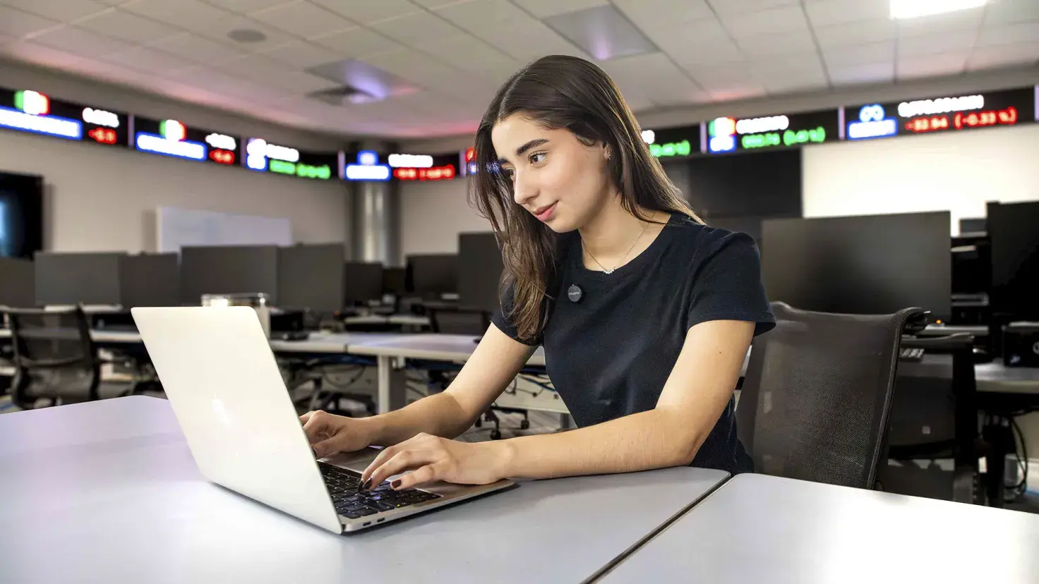 Alumna del Tec de Monterrey campus Laguna trabaja en su laptop en el Laboratorio de Innovación Financiera