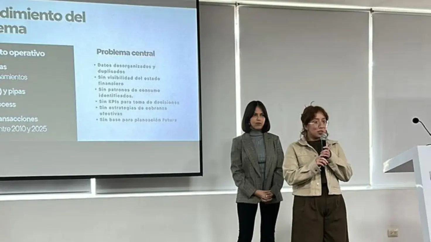 Integrantes del equipo presentan su propuesta basada en inteligencia artificial durante el hackathon.