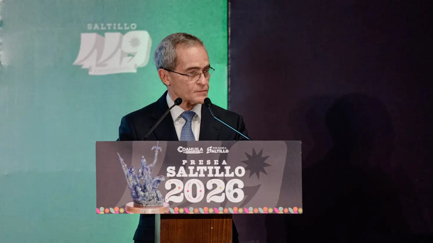 Luis Arizpe dando un discurso tras recibir la Presea Saltillo 2026