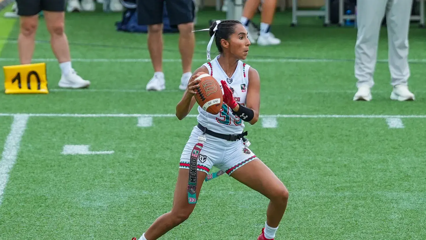 Diana Flores, quarterback mexicana selección flag football