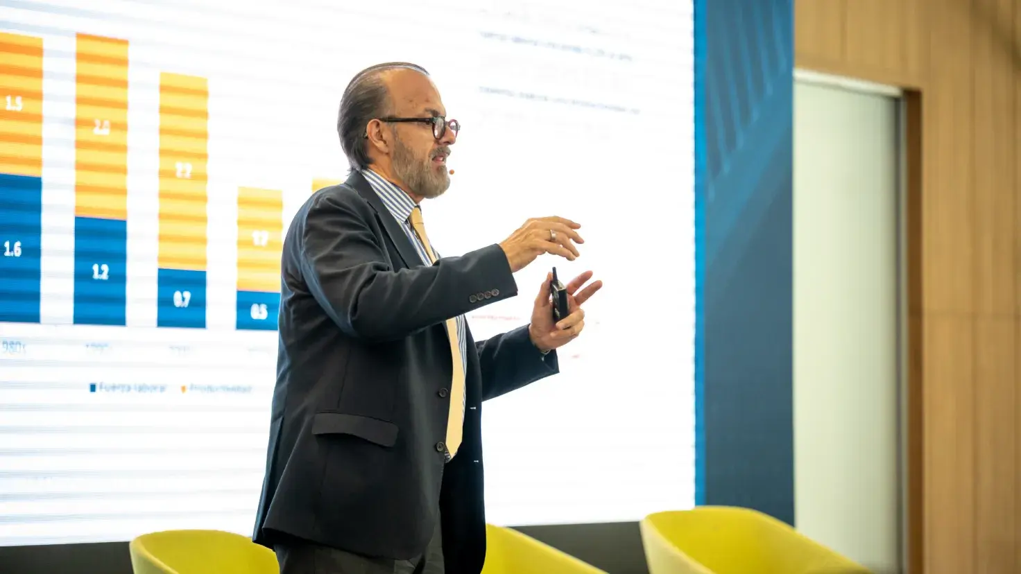 Jorge Suárez Vélez participando en el conversatorio Geopolítica y Mercados en el Tec campus Ciudad de México.