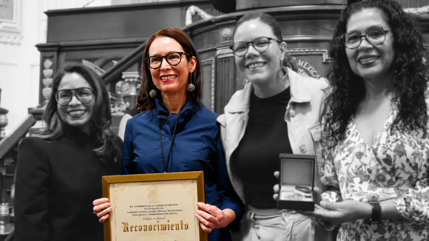 Lilian Salazar recibe medalla al merito docente