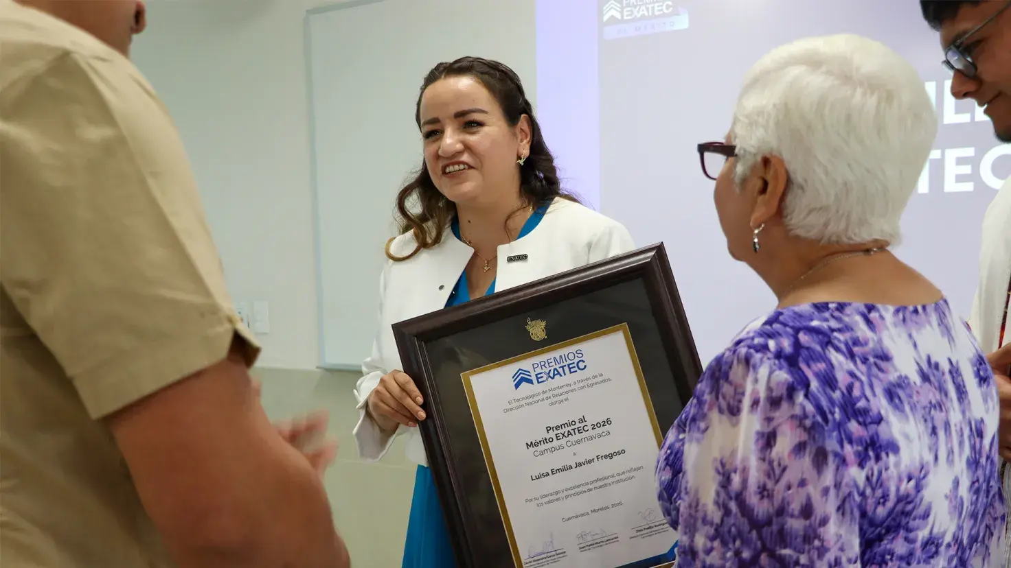 Luisa Javier Fregoso convive con asistentes tras recibir el Premio al Mérito EXATEC 2026