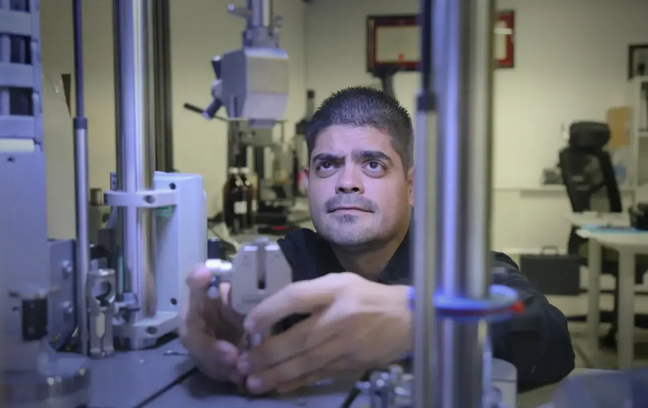 Ingeniero de la NASA invita a jóvenes a pensar “fuera de la línea”