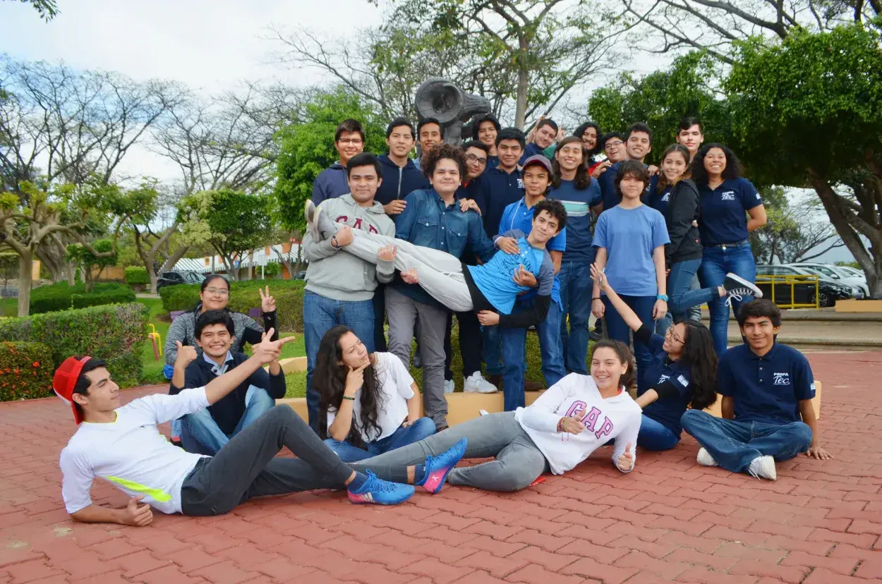 Todo el equipo de Ciencias conformado por los 26 alumnos
