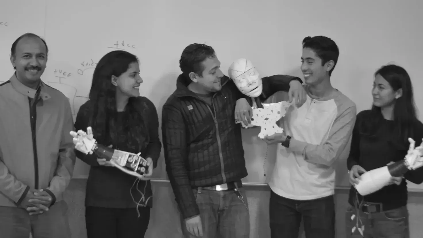 Ellos viajarán a Abu Dabi gracias a su robot humanoide