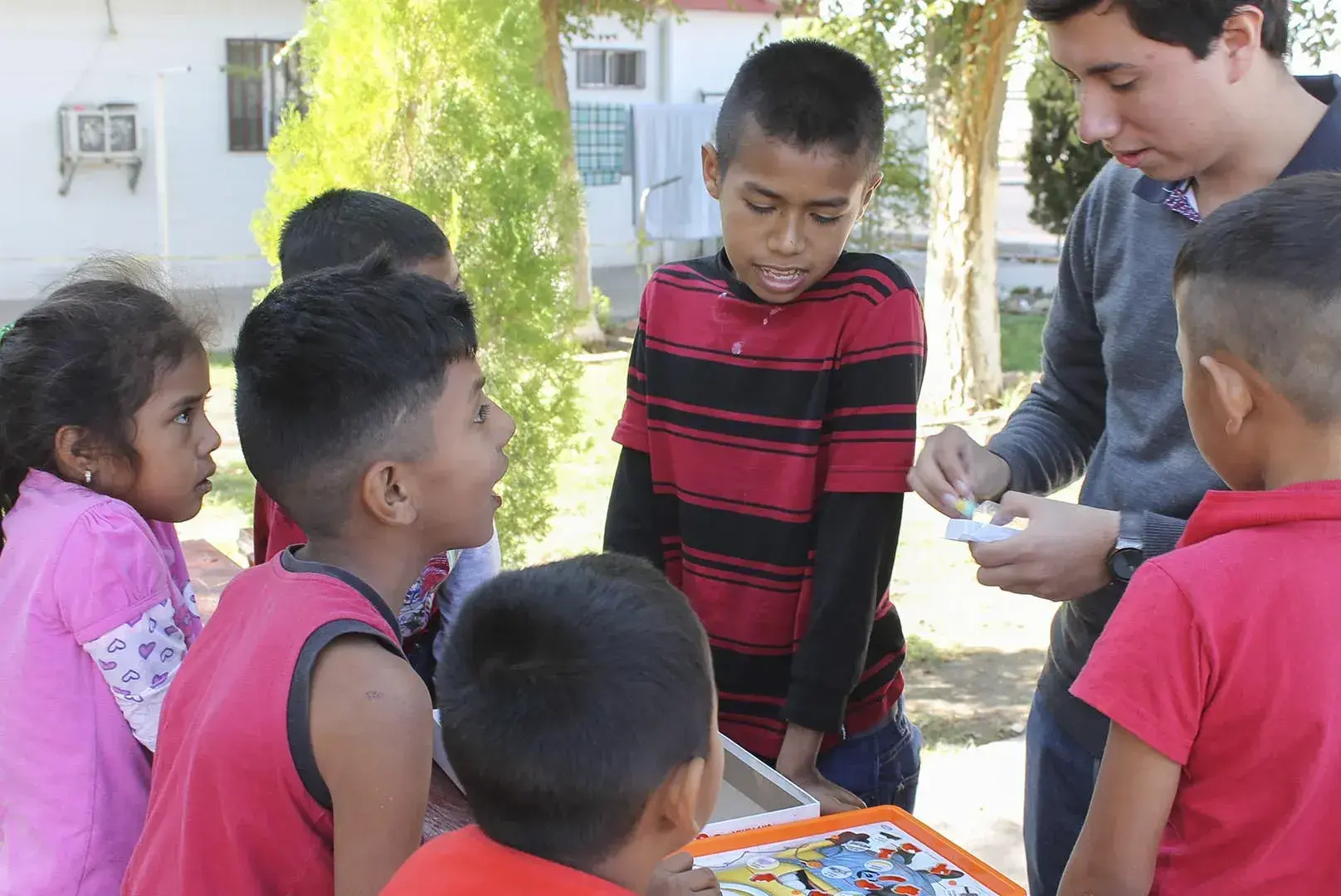 alumnos y niños en la Casa del Migrante
