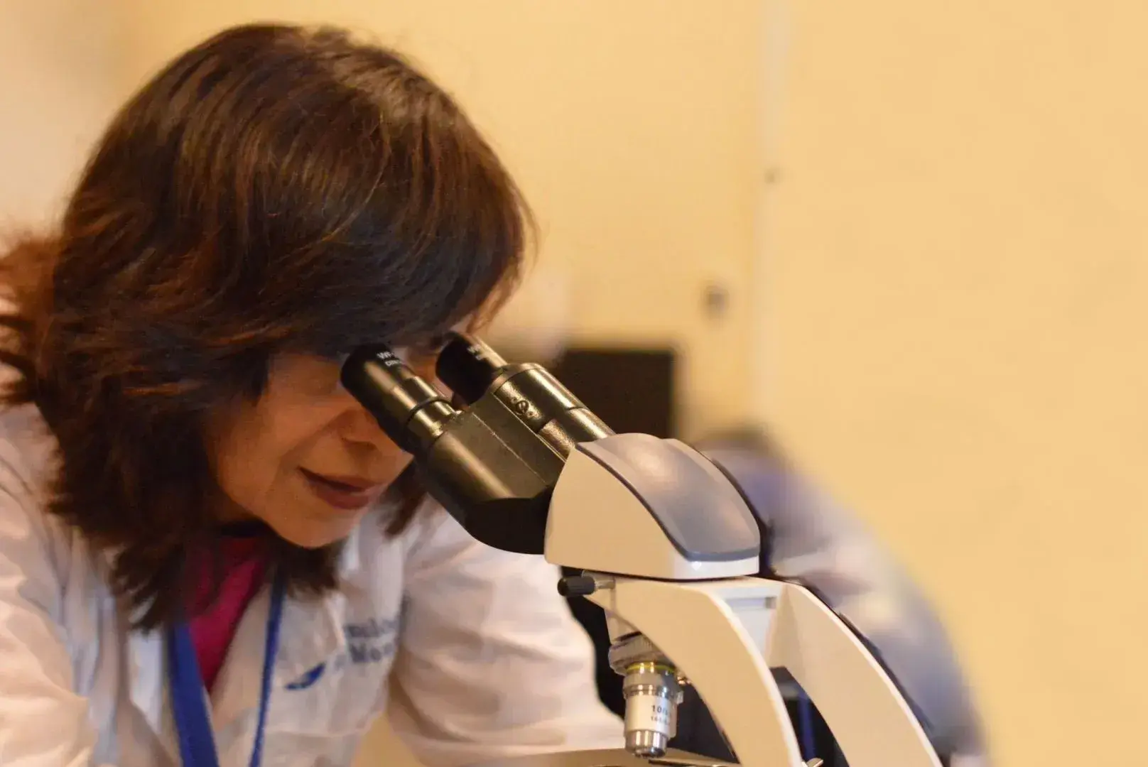 La profesora de ciencias en PrepaTec, María del Pilar Ponce crea proyecto de laboratorio interactivo en casa.
