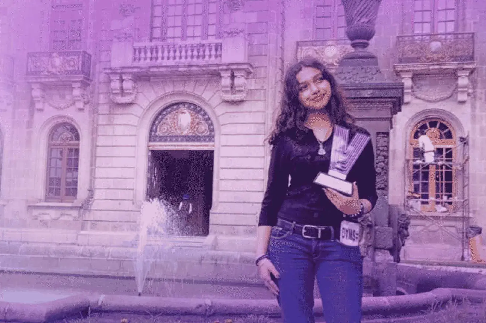 Geraldine Arias enfrente del Castillo de Chapultepec con su trofeo de VIBRART.