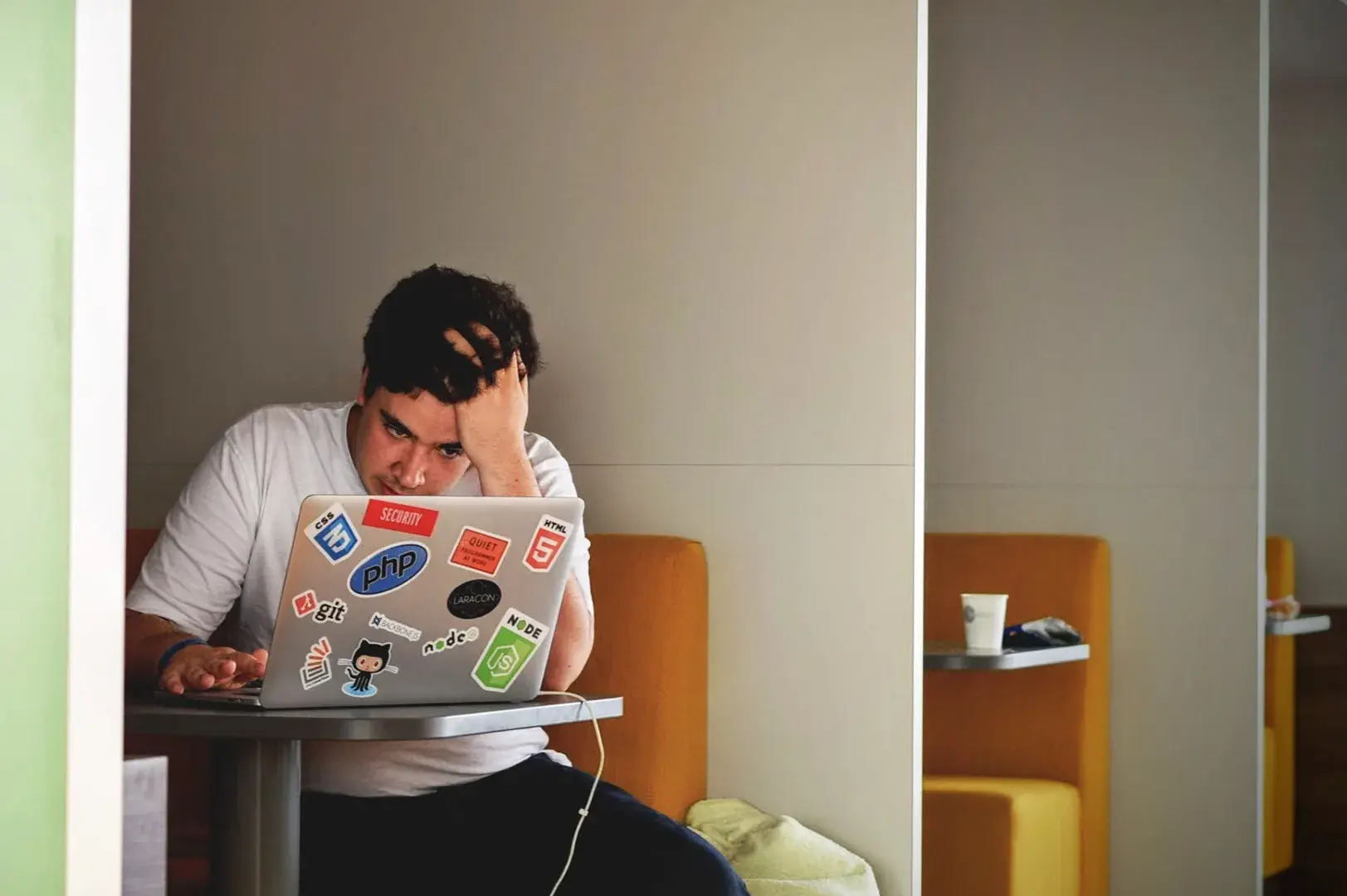 Estudiante frustrado por inicio de semestre frente a computadora