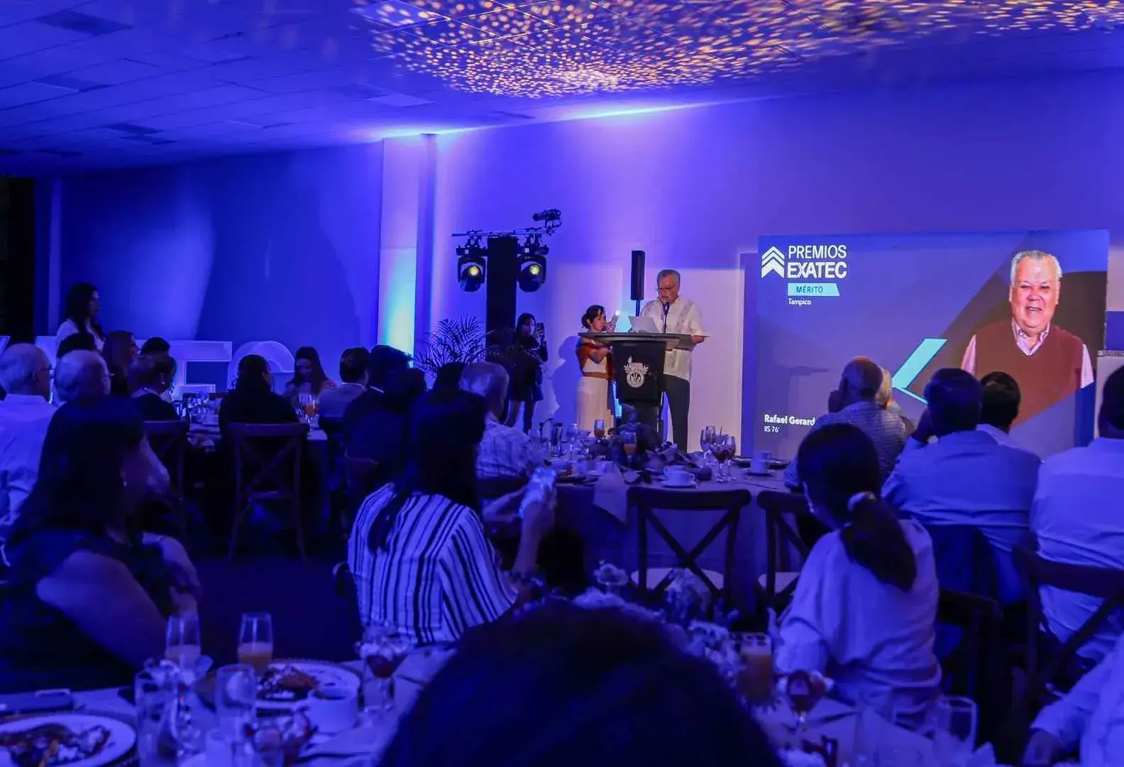 Tampiqueño Rafael González Acuña agradeciendo su premio al mérito EXATEC