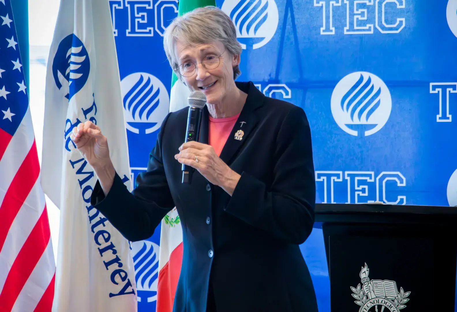 La Dra. Heather Wilson, presidenta de la Universidad de Texas en El Paso (UTEP), dialoga con estudiantes del Tecnológico de Monterrey campus Ciudad Juárez