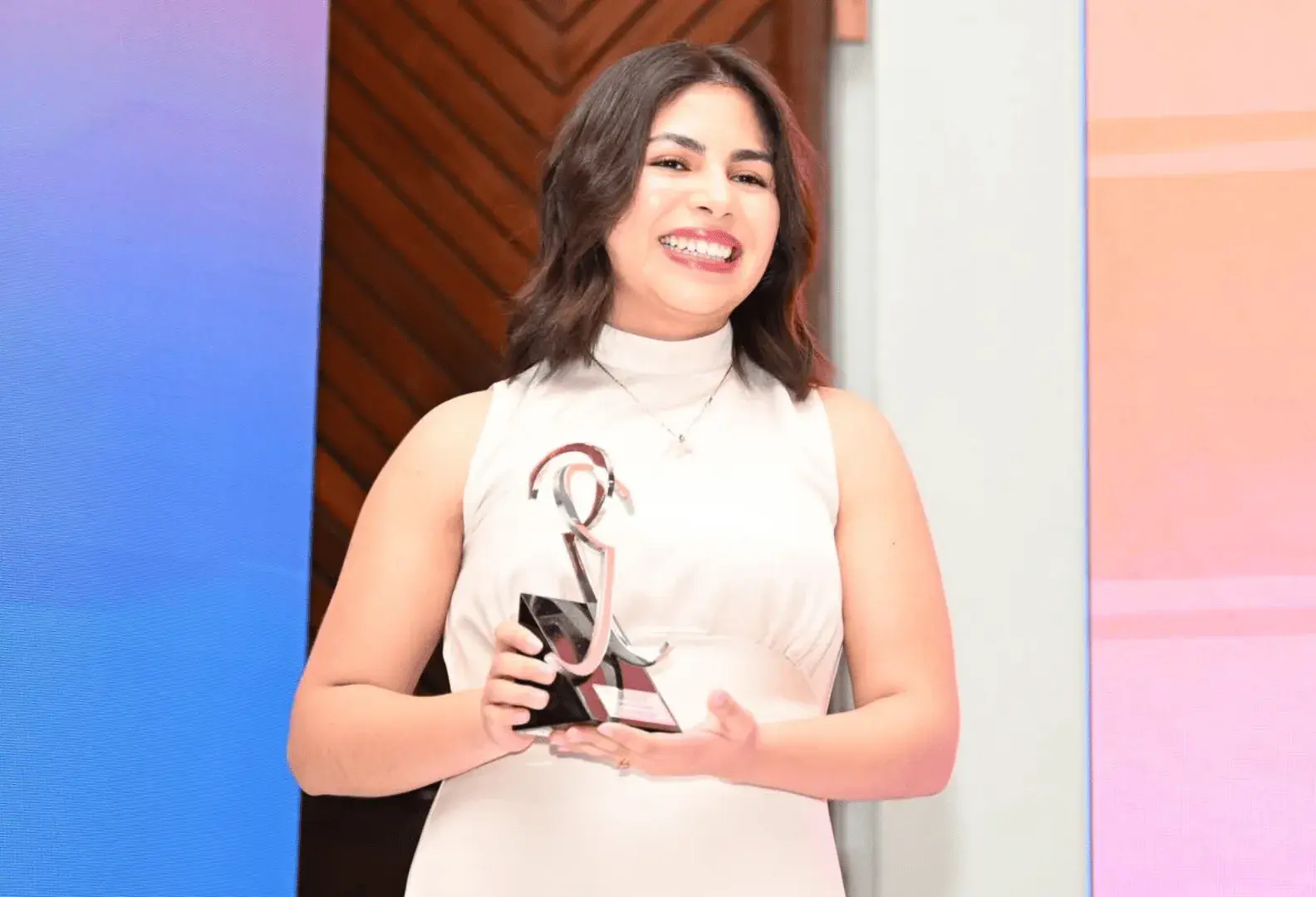 Ximena con su premio Rómulo Garza