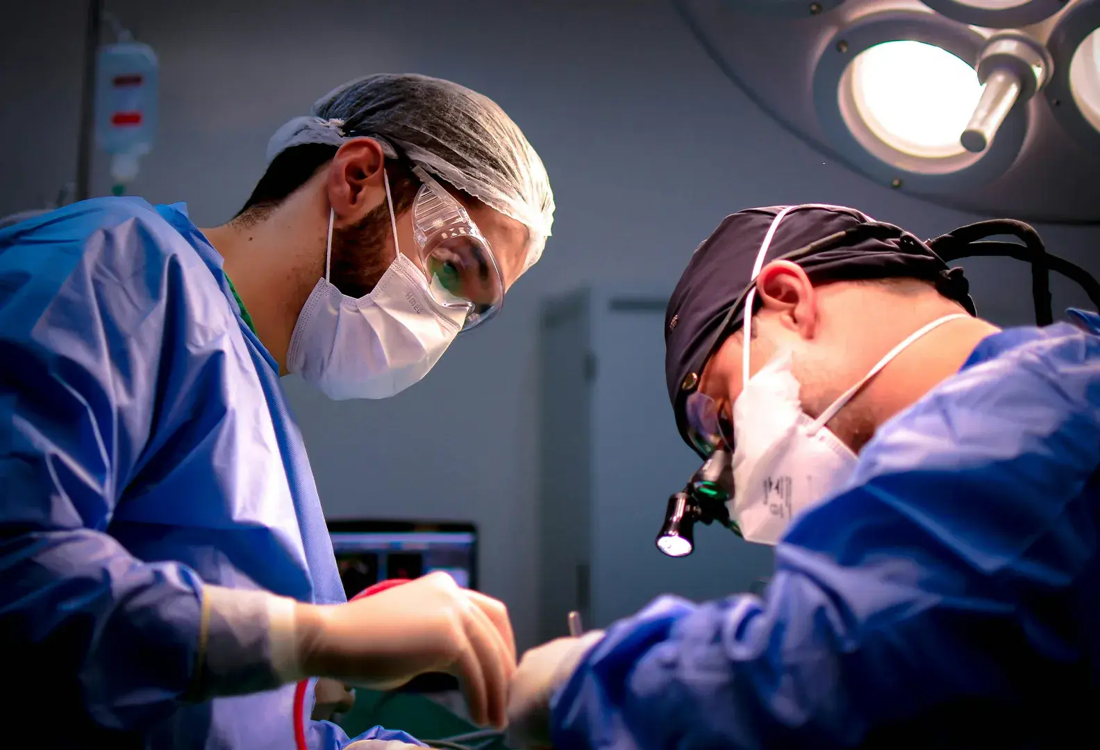 Un cirujano especialista realizando una intervención en un quirófano de alta tecnología, representando la meta de la residencia médica.