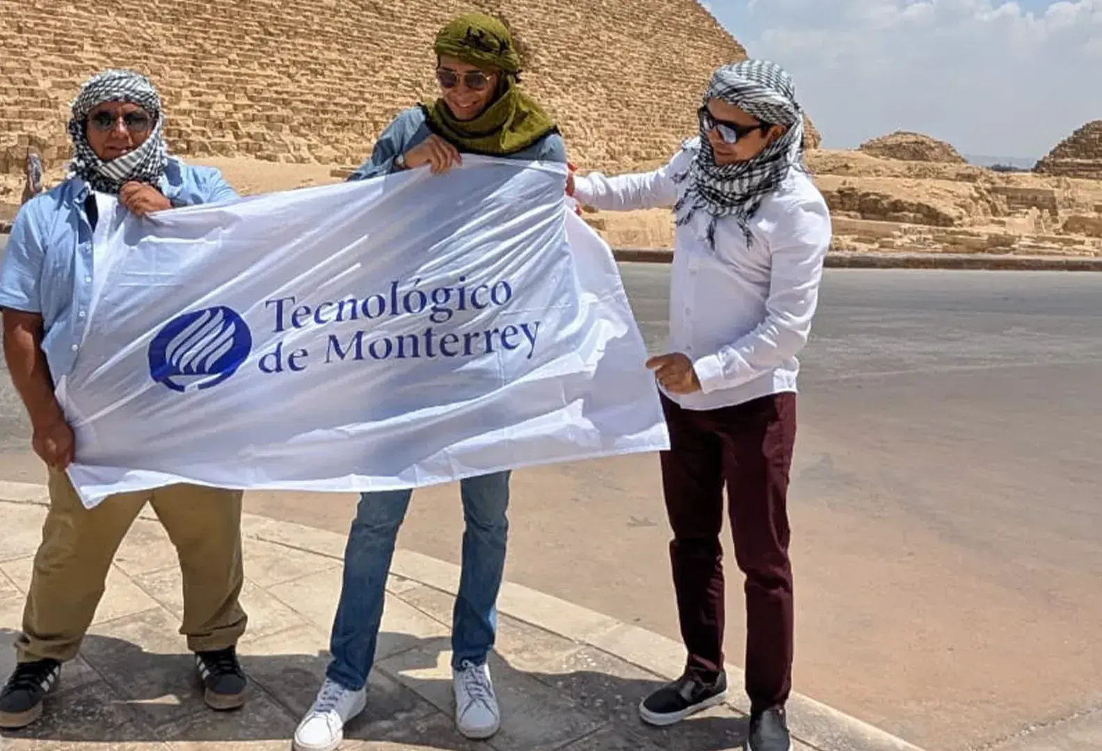 Tres profesores del Tec Cuernavaca presentaron innovaciones educativas en ingeniería durante el IEEE EDUCON 2026, realizado en El Cairo, Egipto, ante académicos de distintos países.