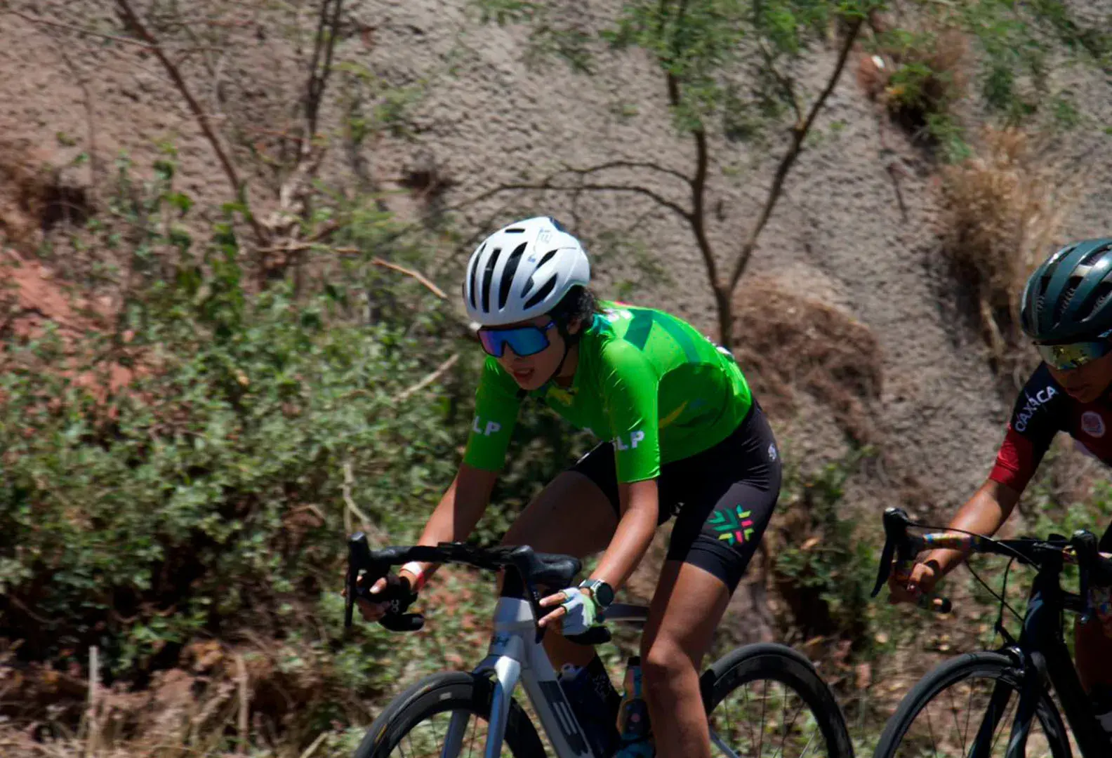 Jimena Méndez compite en la prueba de ruta durante la Olimpiada Nacional de Ciclismo en Jocotepec, Jalisco.