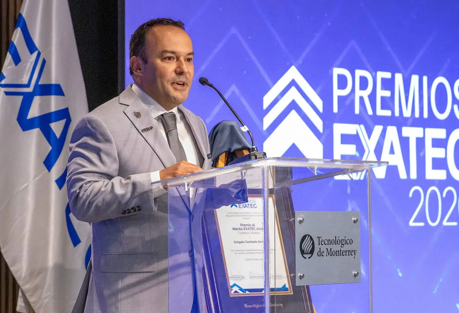 Emigdio recibiendo el Premio al Mérito EXATEC 2026