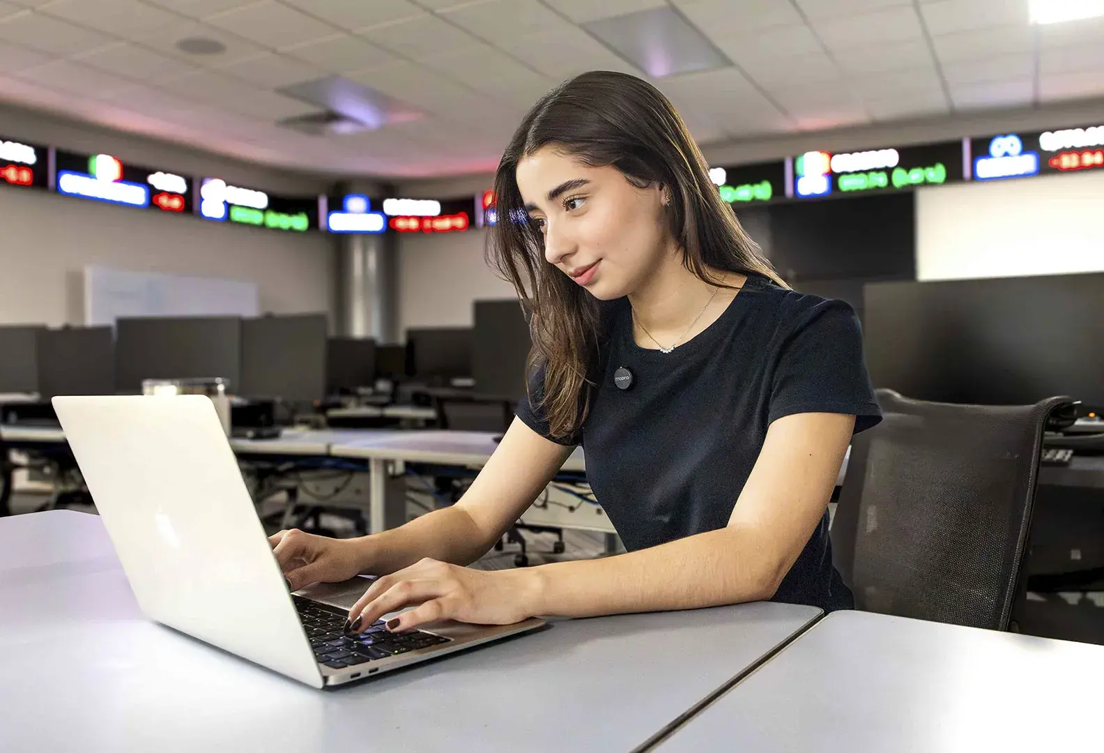 Alumna del Tec de Monterrey campus Laguna trabaja en su laptop en el Laboratorio de Innovación Financiera