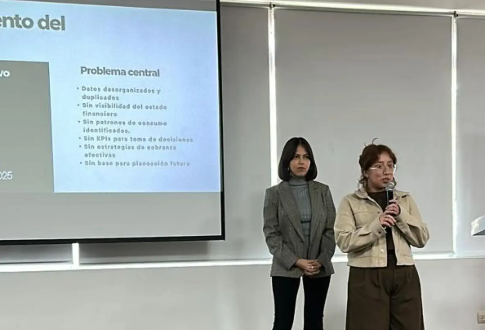 Integrantes del equipo presentan su propuesta basada en inteligencia artificial durante el hackathon.