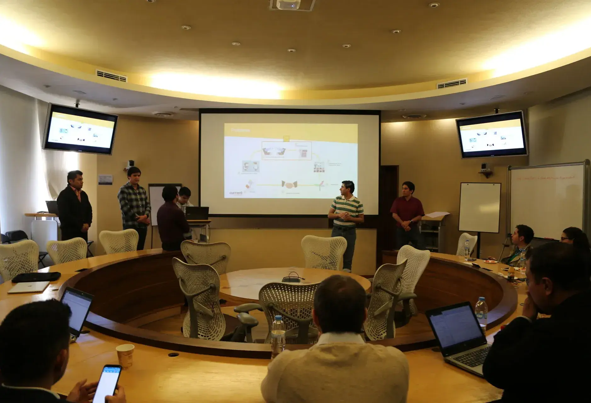 Alumnos presentando sus proyectos