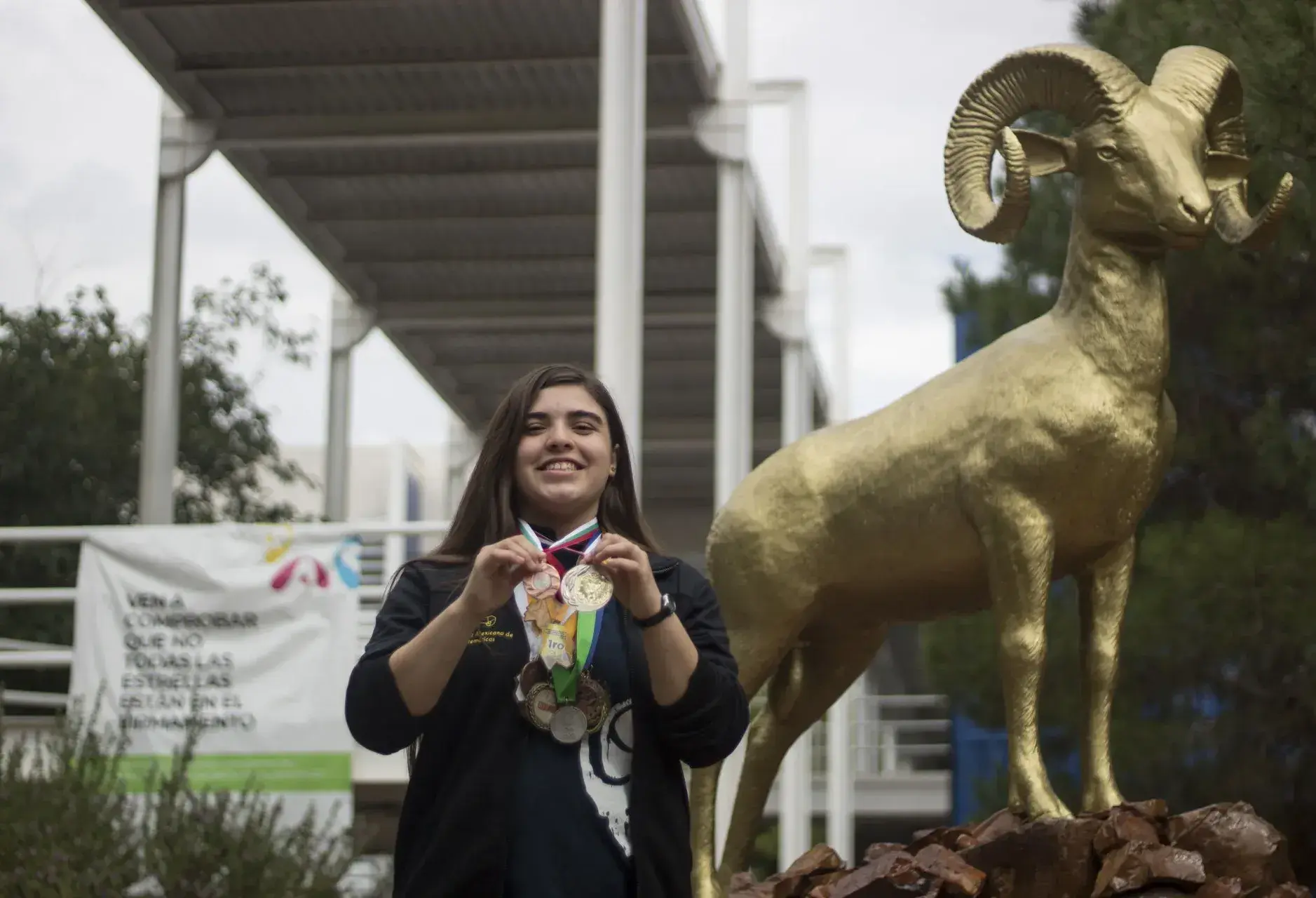 Katia García mostrando sus medallas