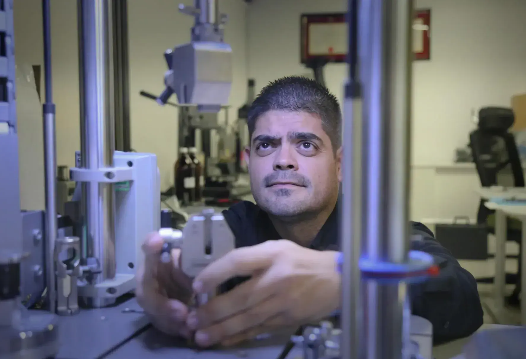 Ingeniero de la NASA invita a jóvenes a pensar “fuera de la línea”
