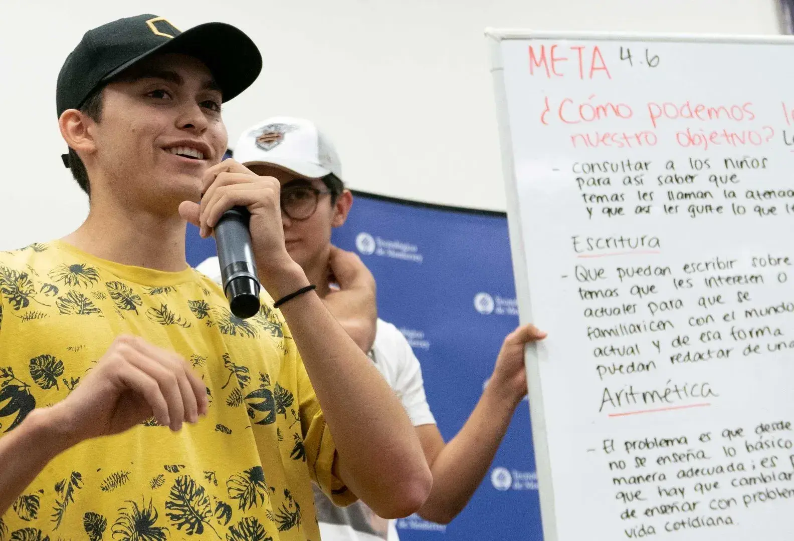 Joven presentando propuesta de la meta asignada