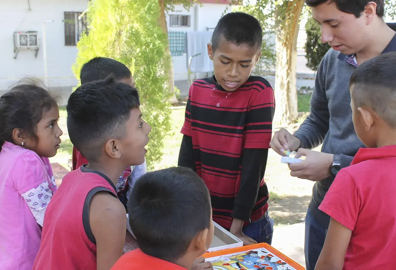 alumnos y niños en la Casa del Migrante