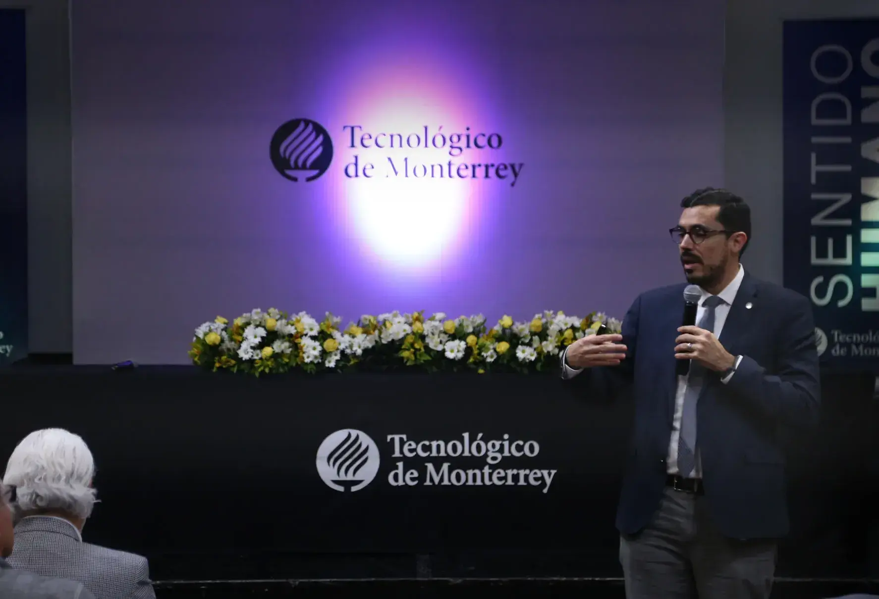 El Dr. Roberto Iniguez impartiendo conferencia