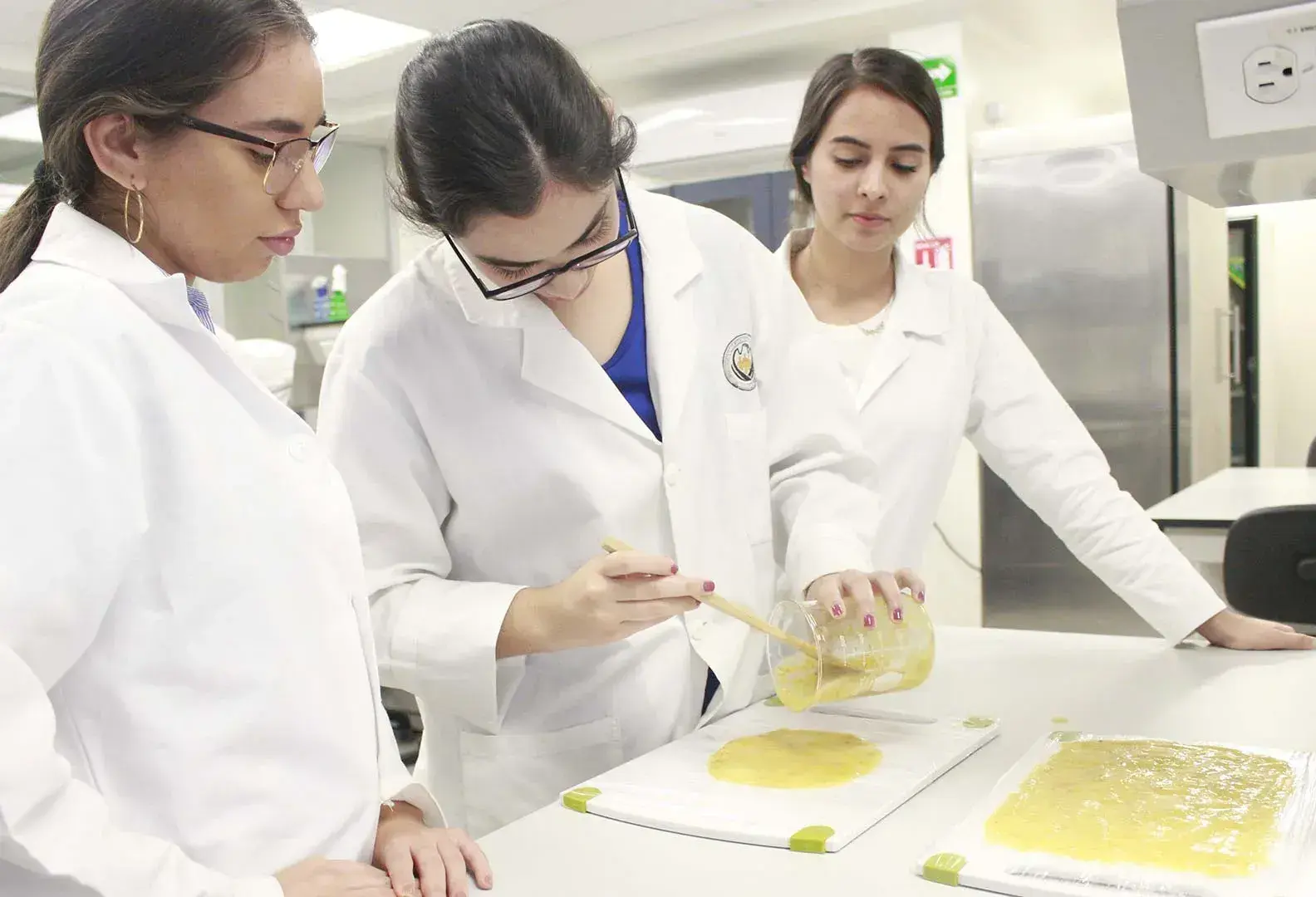Estudiantes con bioplástico de mango