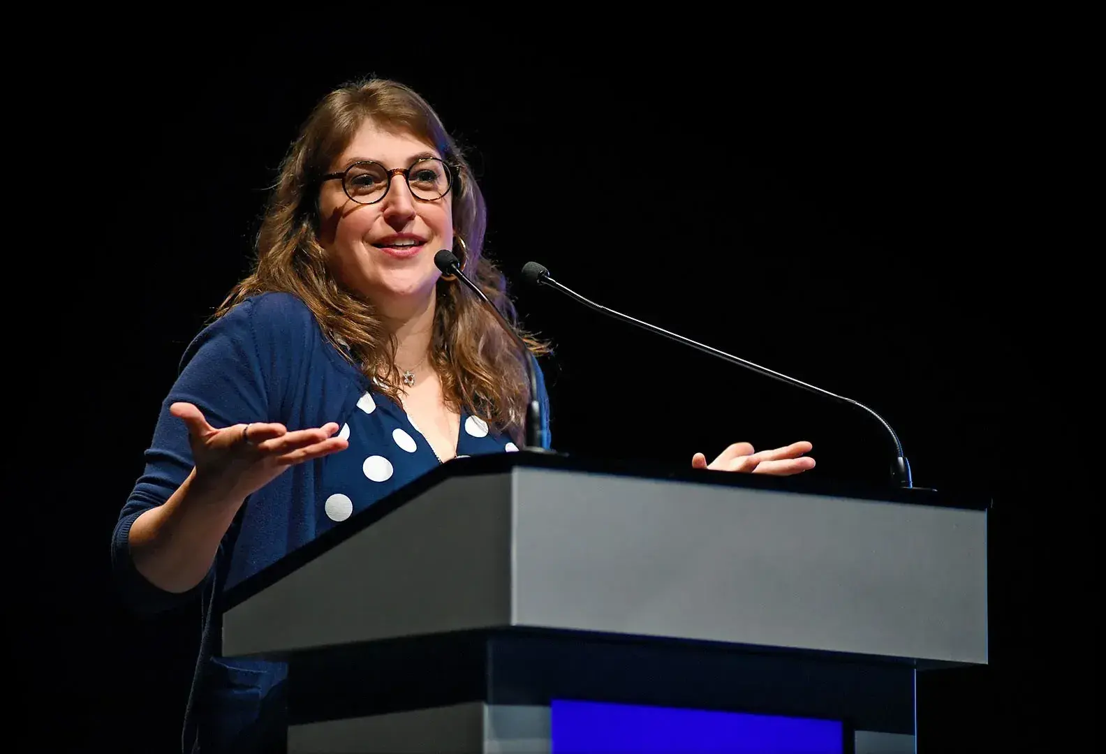 De actriz a neurocientífica; las pasiones y luchas de Mayim Bialik