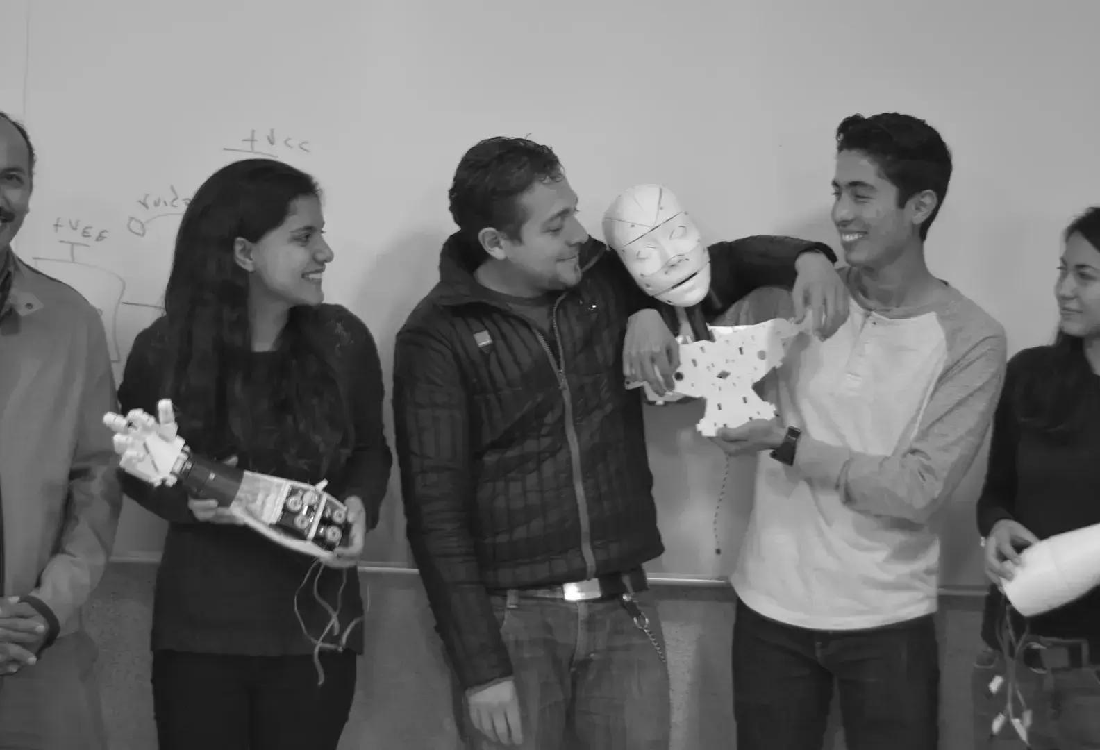 Ellos viajarán a Abu Dabi gracias a su robot humanoide