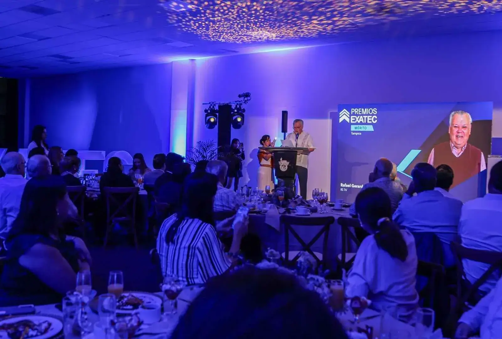 Tampiqueño Rafael González Acuña agradeciendo su premio al mérito EXATEC