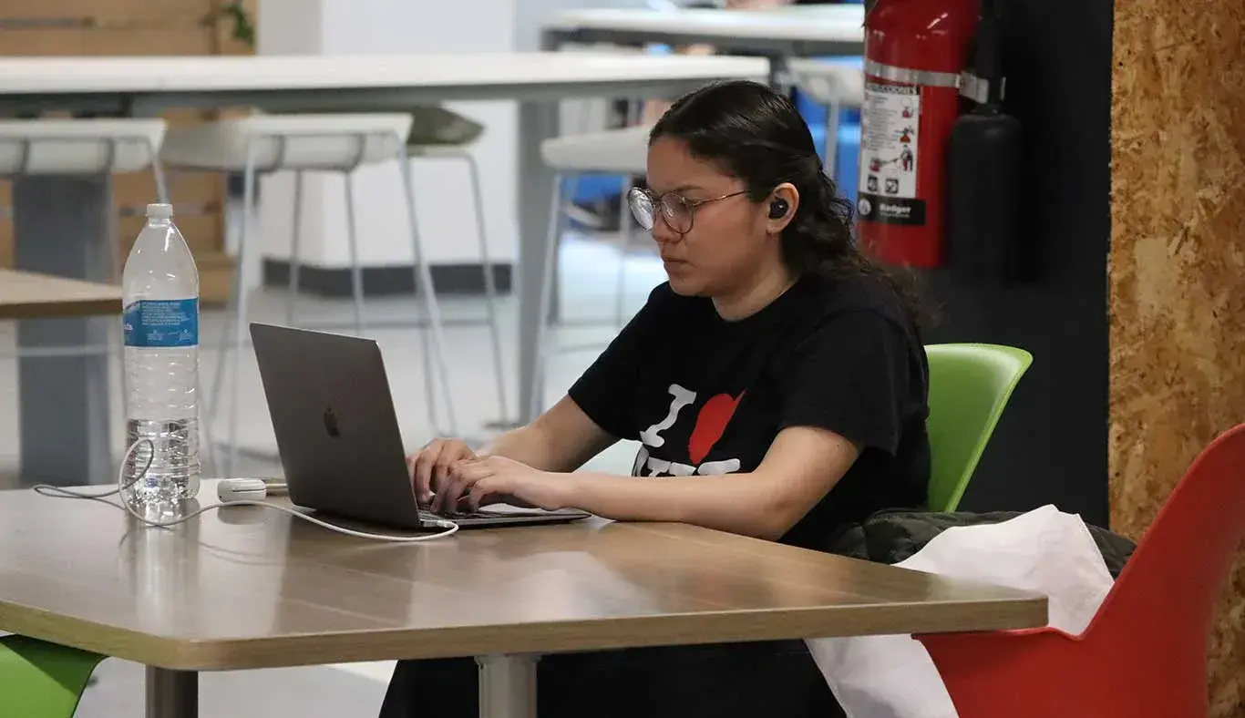 Alumna en espacios de estudio campus Monterrey.