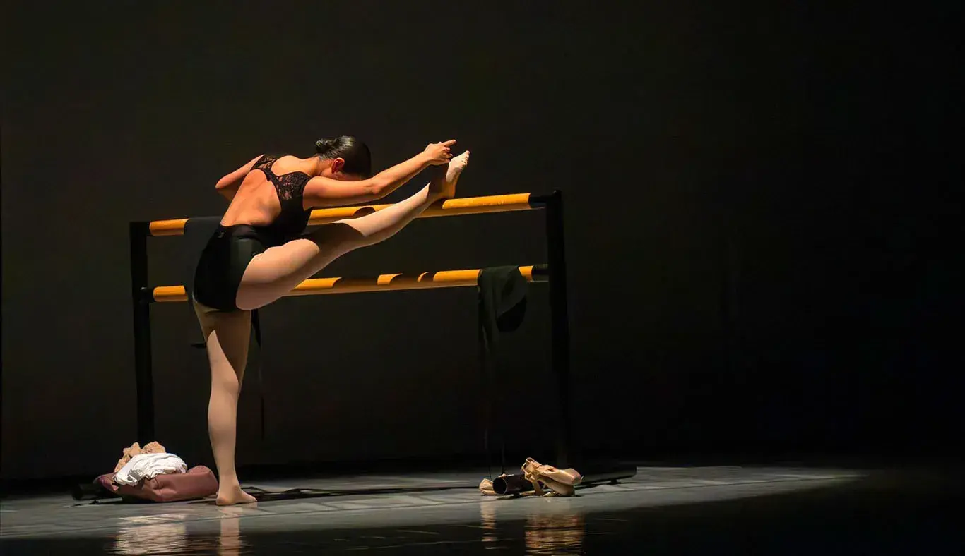Esencia, la presentación de danza, incluye una muestra de ballet. Foto: Johanna Karrum. Bailarina de ballet del Tec de Monterrey campus Laguna se presenta en el teatro Isauro Martínez
