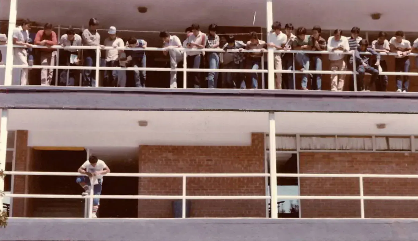 Estudiantes en el edificio rojo del Tecnológico de Monterrey campus Laguna en la colonia Estrella