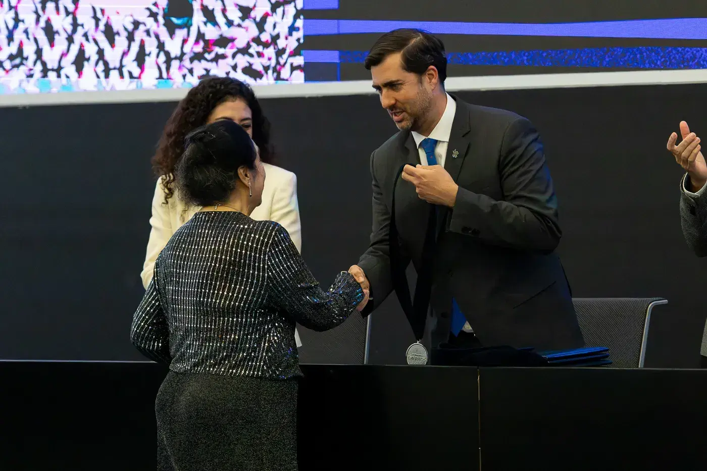 Los profesores recibieron su nombramiento de uno por uno