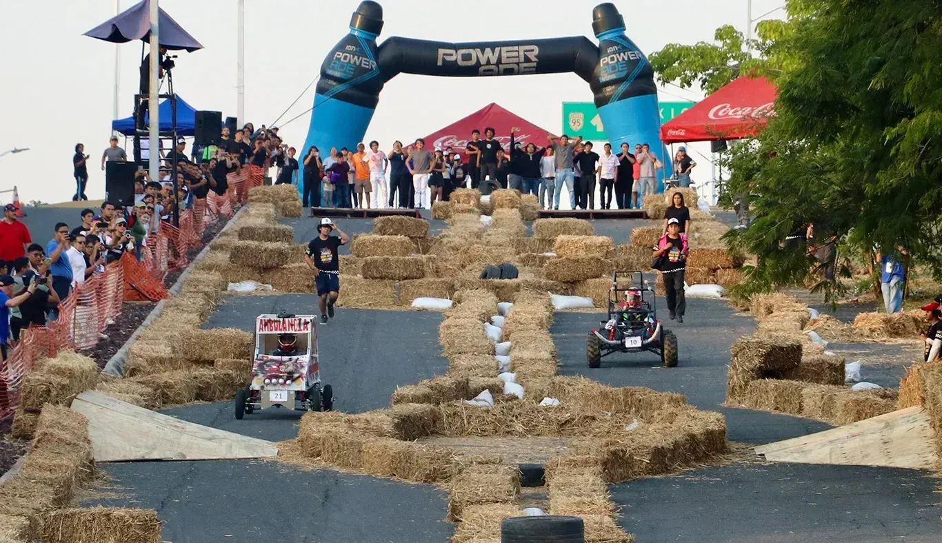 El Tec campus Cuernavaca realizó el Downhill Challenge 2025, donde equipos compitieron con gravity cars en una pista de obstáculos, premiando velocidad, diseño, creatividad y desempeño.