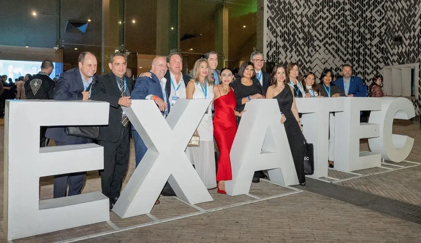 Egresados durante el encuentro Regreso a Casa, afuera del Auditorio Lu