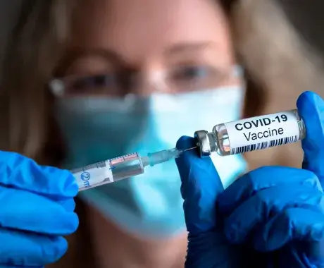 Experto de TecSalud responde a dudas sobre eficacia de vacunas contra la COVID-19.