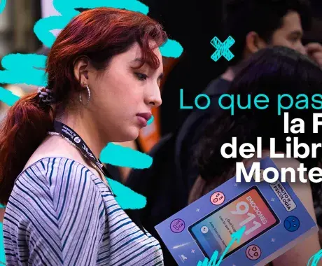 Joven lectora lee un libro en stand de la Feria Internacional del Libro 2025