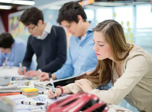 3 alumnos y 1 alumna que estudian su carrera profesional en el Tec de Monterrey
