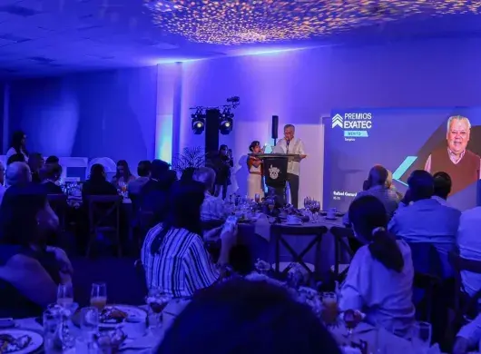 Tampiqueño Rafael González Acuña agradeciendo su premio al mérito EXATEC