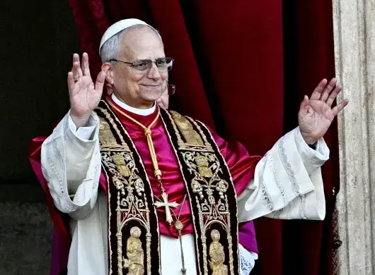 Papa León XIV durante su aparición en el balcón central de la Basílica de San Pedro