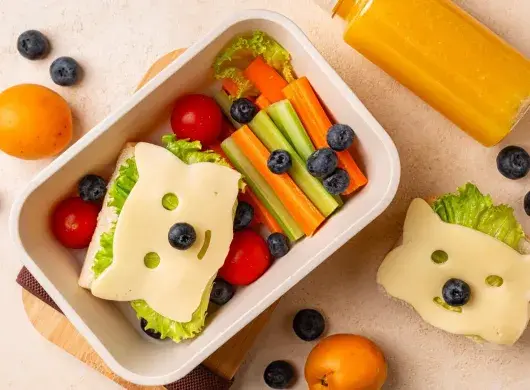Snack con verduras, frutas y lonche