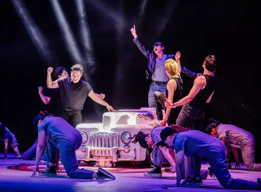 Estudiantes Tec presentan canción Grease Lightning en el Teatro Isauro Martínez